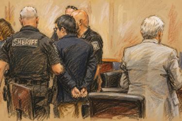 Ilustración judicial muestra a Colt Gray esposado durante la audiencia en la que fue condenado por el tiroteo en la escuela Apalachee.
