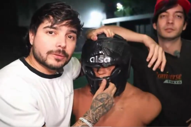 El creador de contenido YoloAventuras demostró lo resistente que era el casco de RoRo en La Velada.