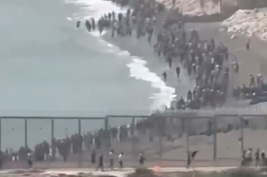 Miles de migrantes marroquíes entran en Ceuta en una nueva oleada que desborda recursos y revive la crisis fronteriza de 2021.
