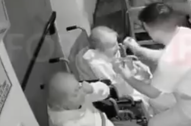 La Fiscalía de Mar del Plata investiga a un enfermero captado en video golpeando e insultando a dos abuelitas en un geriátrico.
