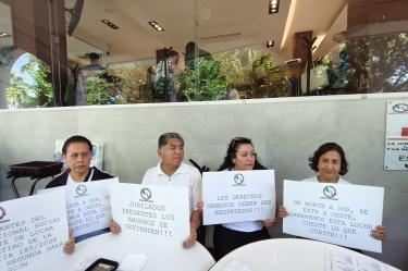 Jubilados del IMSS sostienen pancartas exigiendo respeto a sus derechos laborales y ahorros ante la SCJN