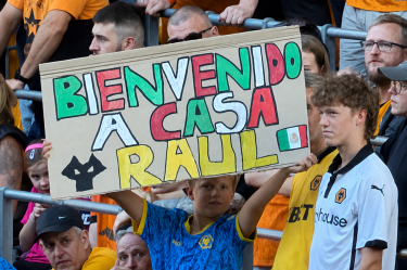Raúl Jiménez recibió emotivo mensaje de los aficionados del Wolverhampton