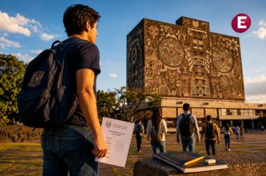 Aspirante sostiene su comprobante de examen frente a la Biblioteca Central de la UNAM.