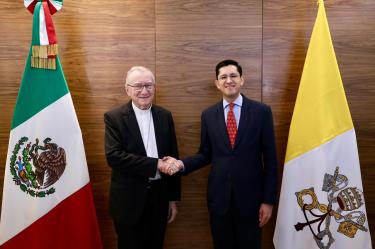 El jefe de la diplomacia vaticana fue recibido en la Base Aérea Militar No. 19 del Aeropuerto Internacional de la Ciudad de México (AICM) por el canciller Roberto Velasco.