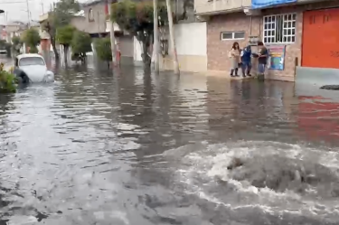 Vecinos de la colonia Valle de Los Reyes en Edomex denuncian que obras mal ejecutadas provocan que las aguas del Metro broten e inunden sus calles.