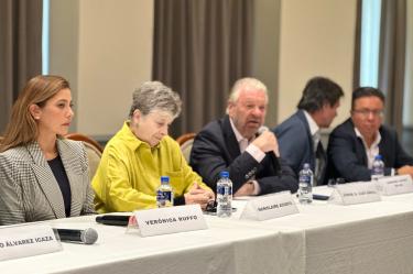 Verónica Ruffo, Mariclaire Acosta y Jorge G. Castañeda durante el anuncio del Comité Plural por la Libertad de Ernesto Ruffo Appel.