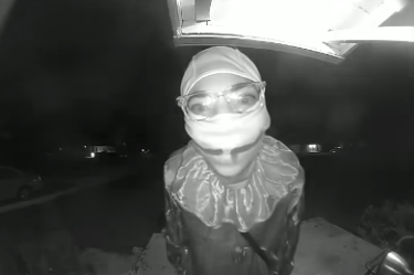 La Policía Estatal de Illinois detuvo a un adolescente de 15 años, captado en video con disfraz de payaso, como sospechoso del homicidio de un adulto mayor.
