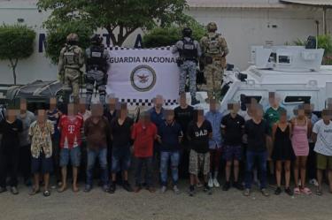El grupo de 28 personas detenidas, junto con el inmueble y el material asegurado, fueron puestas a disposición de la Fiscalía General de la República (FGR), con sede en Culiacán.