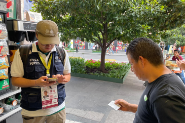 Inspector del INVEA CDMX realizando labores de verificación administrativa junto a un ciudadano.
