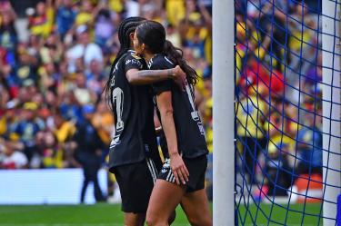 Angelique Saldivar celebra uno de los tantos en la histórica goleada 10-0sobre Cruz Azul.