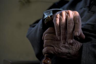 Especialistas sostienen que las estrategias de atención para las personas mayores "deben adaptarse a cada contexto social para promover un envejecimiento saludable y equitativo".