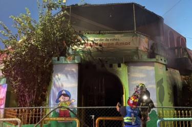 Se estima que el incendio en el jardín de niños se derivó de trabajo de remodelación al interior del inmueble y que el siniestro no dejó personas heridas.