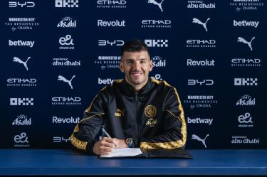 Gerónimo Rulli firma su contrato como nuevo portero del Manchester City hasta 2028.