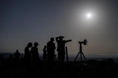 Un eclipse solar total cruzó el Ártico, Islandia y España este miércoles, oscureciendo el cielo y movilizando a miles de turistas y científicos.