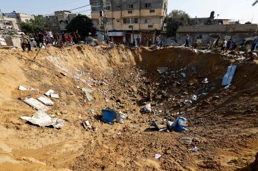 Israel sostiene que sus actuaciones buscan proteger sitios históricos y religiosos, mientras organizaciones palestinas denuncian una política de despojo territorial sistemático.