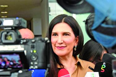 Kenia López Rabadán era la primera vicepresidenta de la Permanente, por lo que le correspondía tomar el mando.