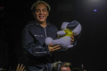 Cristian Castro recibió un regalo durante su conferencia con el grupo La Esfinge.