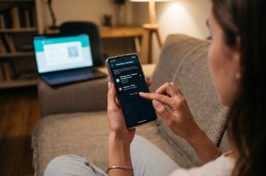 Cerrar WhatsApp Web evita accesos desde computadoras compartidas.