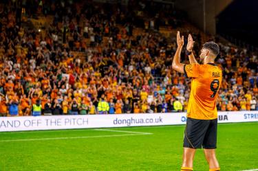 Raúl Jiménez y su familia presentan la bufanda especial 'Sí Señor', un emotivo homenaje a la afición del Wolverhampton que incluye los colores de la bandera de México.