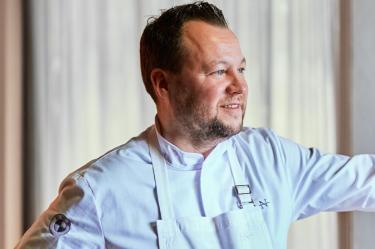 Jan Hartwig, chef alemán del restaurante JAN, posa con uniforme de cocina durante una sesión fotográfica para prensa gastronómica.
