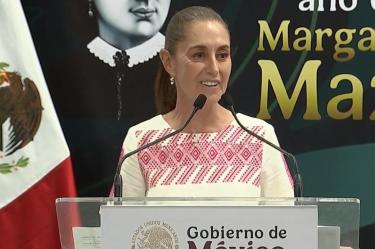 Claudia Sheinbaum encabezó un encuentro con jóvenes beneficiarios del programa Jóvenes Construyendo el Futuro, defendiendo sus derechos sociales.
