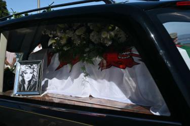 Tras su muerte en Portugal, el féretro de Bonnie Tyler llega a su natal Gales