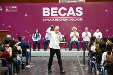 Alfonso Durazo encabezó la entrega de más 14 mil becas para alumnos de universidades públicas