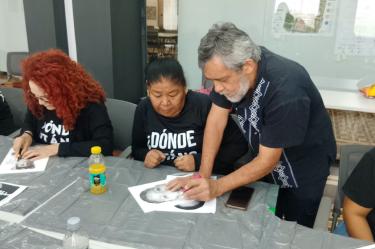 Integrantes de Fundenl grabaron los rostros de sus familiares desaparecidos en un taller artístico en Nuevo León, como parte del Día Internacional de las Personas Desaparecidas.