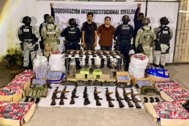Fuerzas federales detuvieron en Mazatlán a dos presuntos miembros del Cártel del Pacífico a bordo de un tractocamión cargado con armas y cartuchos.