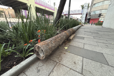 Capitalinos aseguran que en calles hay postes incompletos, en desuso o dejados a un costado de las banquetas.