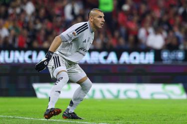 Nahuel Guzmán provocó y al final se “comió” un gol