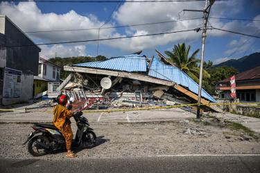 Un edificio derrumbado tras un terremoto de magnitud 7.7 en Borong, Manggarai Oriental