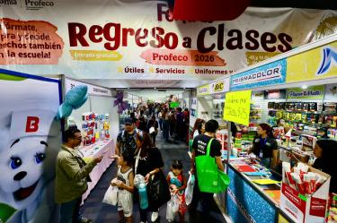 La feria reunió a proveedores de uniformes, mochilas, calzado, papelería, libros y otros artículos para el regreso a clases.