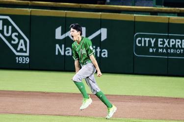 Jesús Solís recorre las bases y celebra el cuadrangular con el que México empató el juego ante República Dominicana, antes de completar la remontada que le dio el título de la Serie del Caribe Kids.