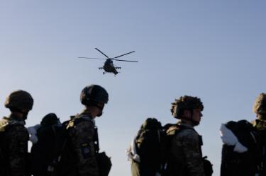 Helicóptero Mi-8 sobrevuela a soldados ucranianos de las Fuerzas de Asalto Aéreo durante un entrenamiento militar en Ucrania.