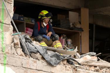 Un rescatista sobre un edificio gravemente dañado tras un terremoto de magnitud 7,4 en Pereira, Colombia