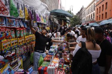 La organización empresarial alertó que en calles emblemáticas de papelerías, como Mesones, los locatarios registran reducciones de hasta 50 por ciento en sus ingresos.