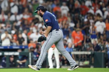 Andrés Muñoz retiró la novena entrada ante Houston y llegó a los 100 salvamentos en Grandes Ligas.