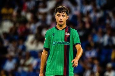 El canterano granota Marc Santos debuta con el Levante UD a los 15 años en LaLiga durante el partido contra el RCD Espanyol.