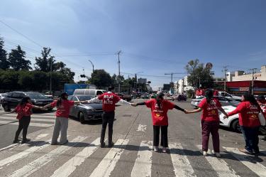 Integrantes de organizaciones como México Previene y Bicibus realizaron una activación en el cruce de los ejes 3 Sur y 1 Poniente.