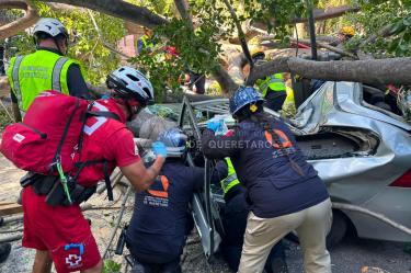 El accidente generó una movilización de cuerpos de emergencia, quienes atendieron a los afectados y realizaron labores para asegurar la zona.