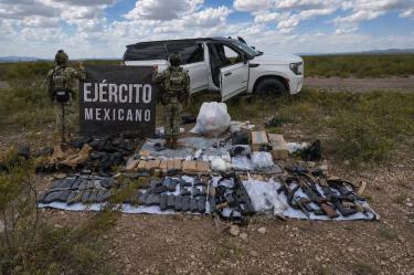 Autoridades decomisaron 12 armas de fuego (ocho largas y cuatro cortas), 87 cargadores y 4 mil 715 cartuchos de diversos calibres.