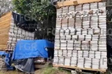 Se incautaron dos armas (una larga y una corta), cartuchos, así como dosis de mariguana, metanfetamina y cocaína.