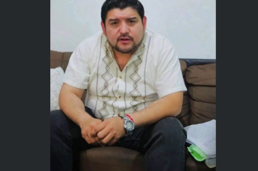 El padre de la joven fallecida en una novatada aseguró que la denuncia penal en su contra derivó de un juicio de reconocimiento de paternidad.