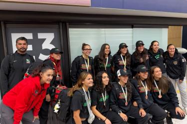 El equipo de Flag Football femenil a su regreso a México.