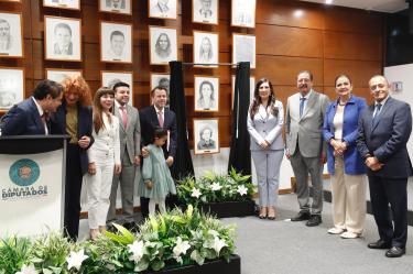 Develan retrato de Ifigenia Martínez en la Cámara de Diputados
