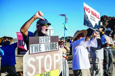 Varias personas protestaron contra los planes de infraestructura de la administración Trump en el parque.