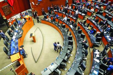 El pleno de la Comisión Permanente del Congreso de la Unión se integra con 37 legisladores; de ellos 18 son senadores y 19 son diputados federales.