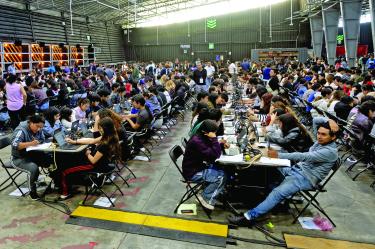 Decenas de estudiantes acudieron a la aplicación del examen de control de la UNAM en el Palacio de los Deportes.