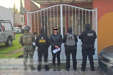 Elementos de la Semar y fuerzas federales durante el operativo simultáneo en el Edomex, donde detuvieron a cuatro funcionarios de la FGJEM y aseguraron armas y equipos de cómputo.